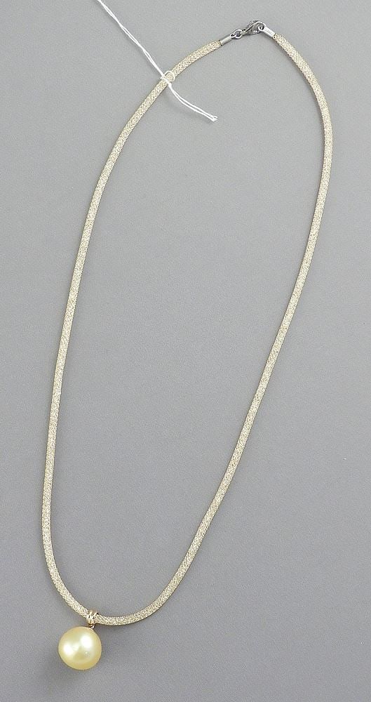 South Seas Pearl Pendant On Chain.: South Seas Pearl Pendant On Chain.
