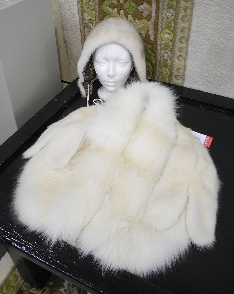 Scuby Fox Fur Stole w/Similar Stole & Cap. (1 of 1)