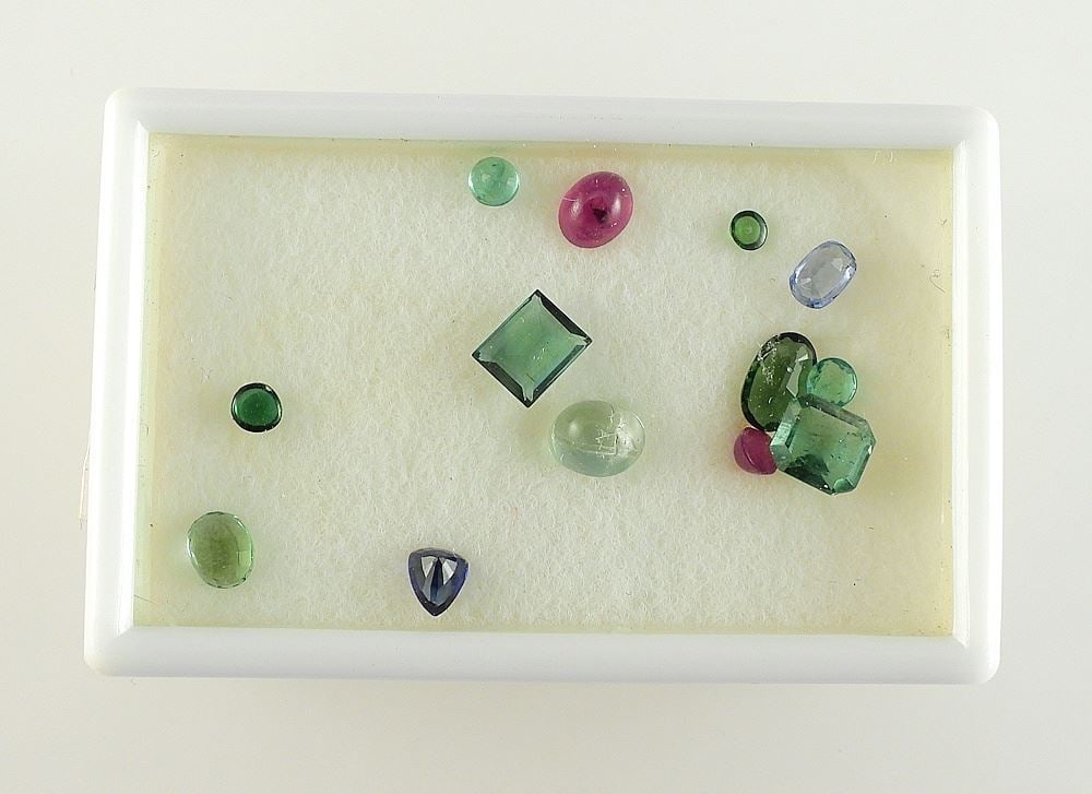 Collection of Ruby/Sapphire/Emerald/ Peridot Gemstones.: Collection of Ruby/Sapphire/Emerald/ Peridot Gemstones.