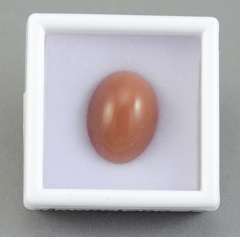 20.08ct Oval Cabochon Cut Natural Moonstone w/Appraisal 1015. (1 of 2)