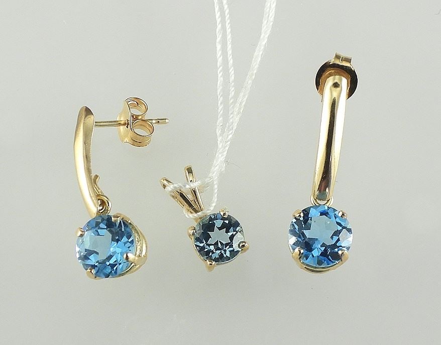 10K (clasps/pendant marked) Gold & Blue Topaz Pendant & Earring Set, TW 1.8g.: 10K (clasps/pendant marked) Gold & Blue Topaz Pendant & Earring Set, TW 1.8g.
