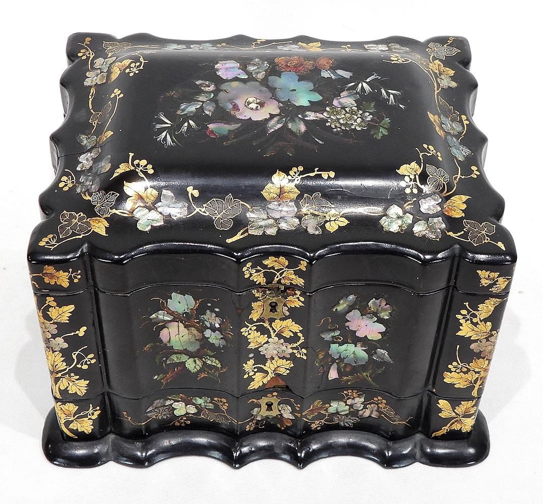 Early 19th C. Papier Mache Casket, 6 3/4 x 9 7/8 x 8" (left edge noted): Early 19th C. Papier Mache Casket, 6 3/4 x 9 7/8 x 8" (left edge noted)