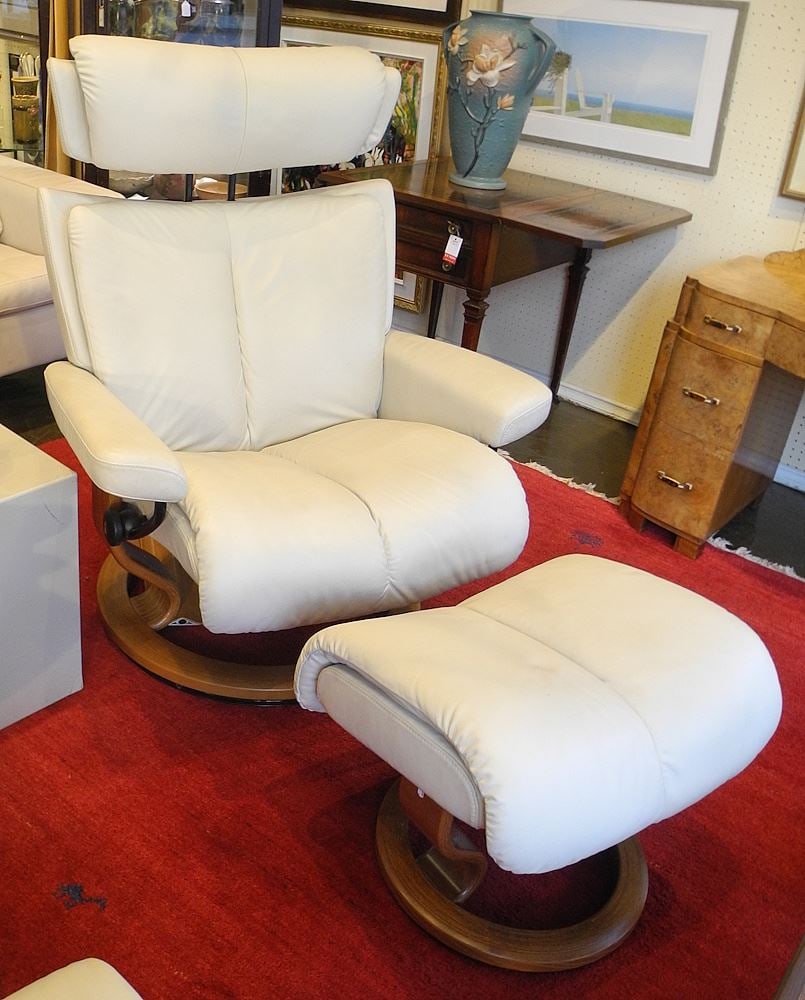 Ekornes Stressless Lounge Chair w/ Stool & Arm. (1 of 2)