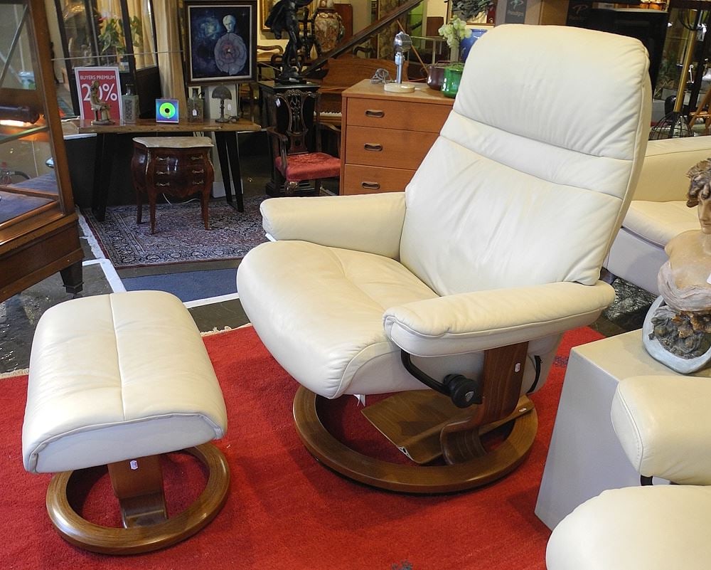 Ekornes Stressless Lounge Chair w/ Stool & Arm. (1 of 2)
