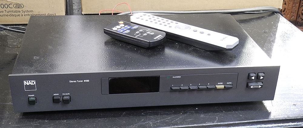 NAD Stereo Tuner 4150. (1 of 1)