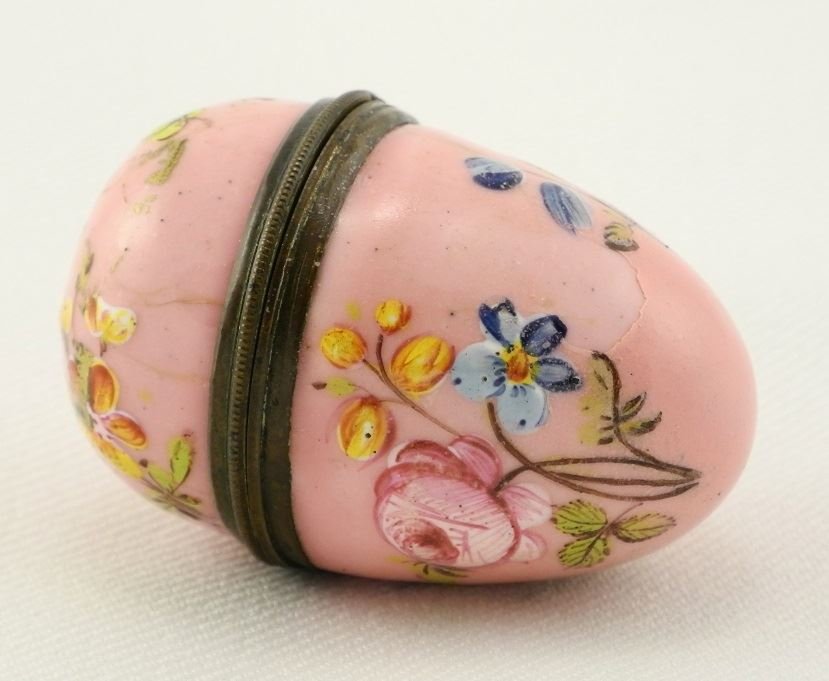 Pink Enamel Egg-shaped Nutmeg Grater decorated with (1 of 3)