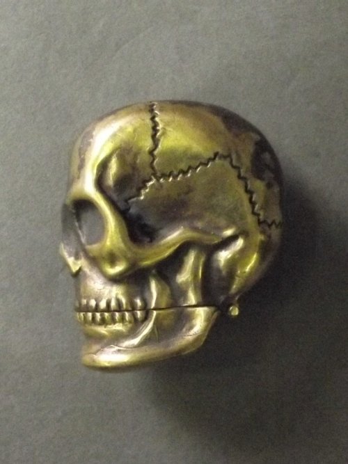A brass vesta in the form of a skull, 1½'' long: A brass vesta in the form of a skull, 1½'' long