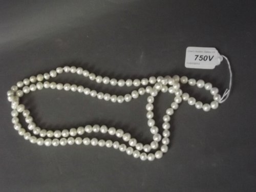 A long string of pearl beads, 46'' long: A long string of pearl beads, 46'' long