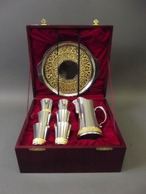 A Royal Selangor pewter set of 6 cups, a tray and jug
