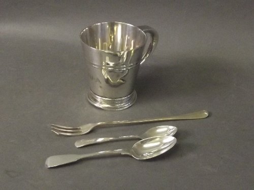 A silver tankard, London 1939, a pickle fork, and 2: A silver tankard, London 1939, a pickle fork, and 2 teaspoons, 226g