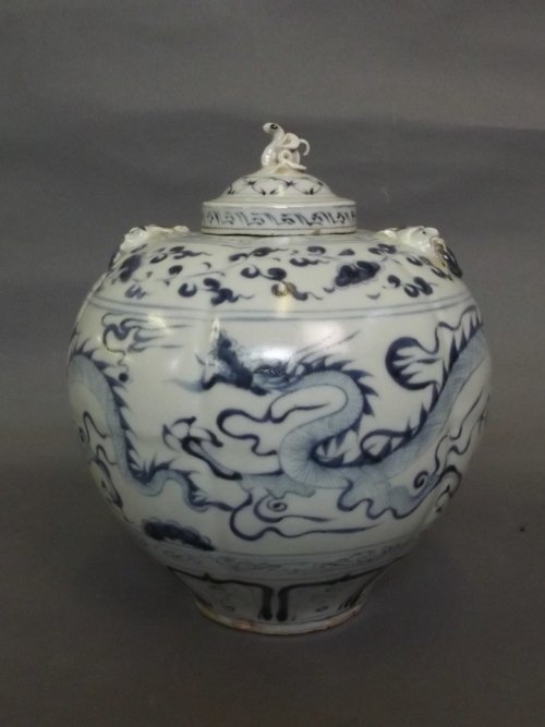 A Chinese blue and white bulbous jar and cover: A Chinese blue and white bulbous jar and cover decorated with dragons to sides, 8'' high
