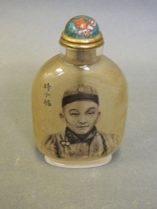A Chinese reverse painted glass snuff bottle decorated: A Chinese reverse painted glass snuff bottle decorated with a portrait of a Chinese gentleman, 3Â½'' high