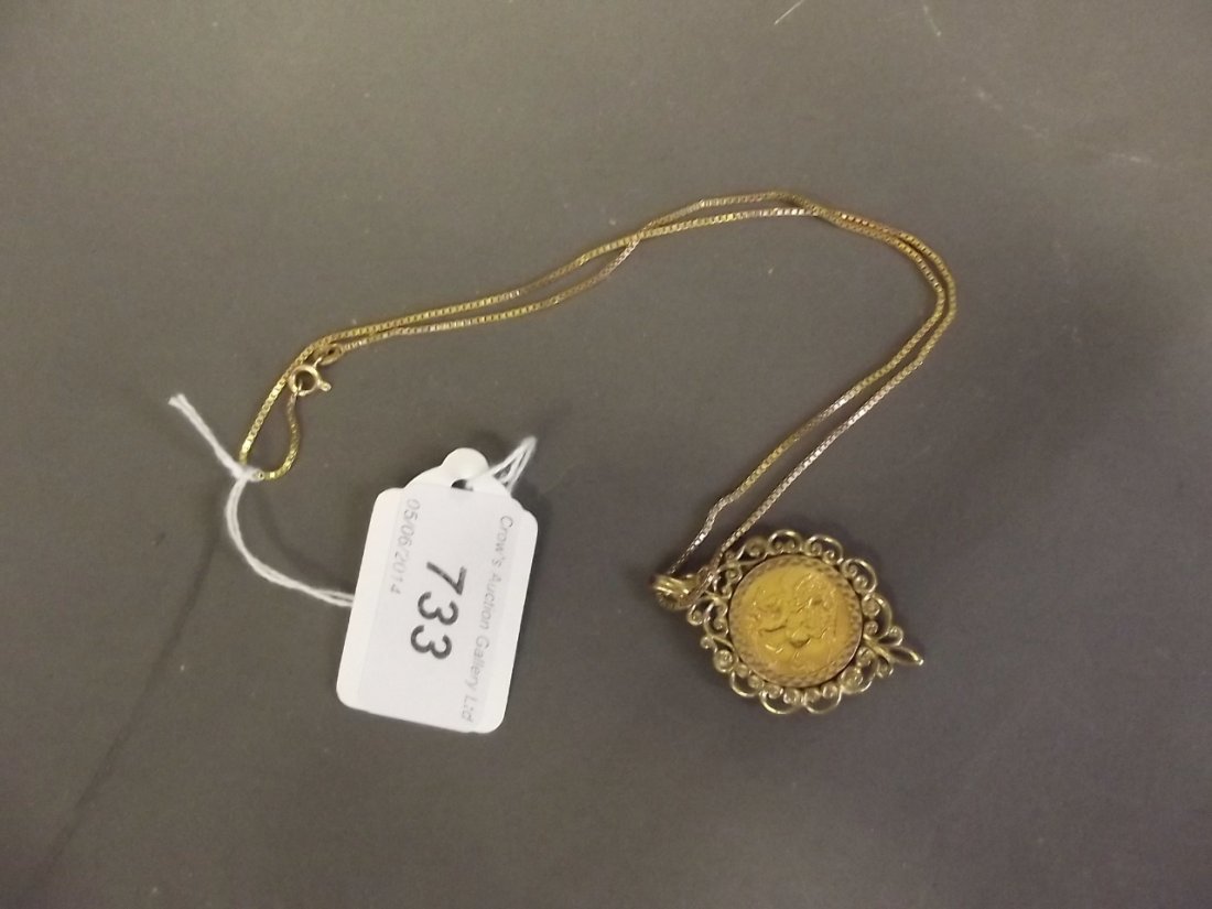 A 1915 gold sovereign pendant on a 9ct gold chain, 13g: A 1915 gold sovereign pendant on a 9ct gold chain, 13g