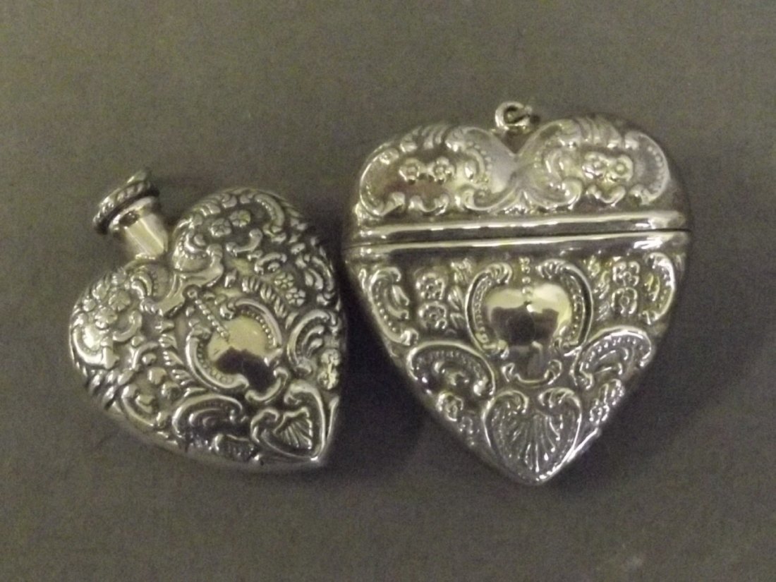 A Continental silver heart shaped snuff box, and a: A Continental silver heart shaped snuff box, and a large similar trinket box, 2'' long