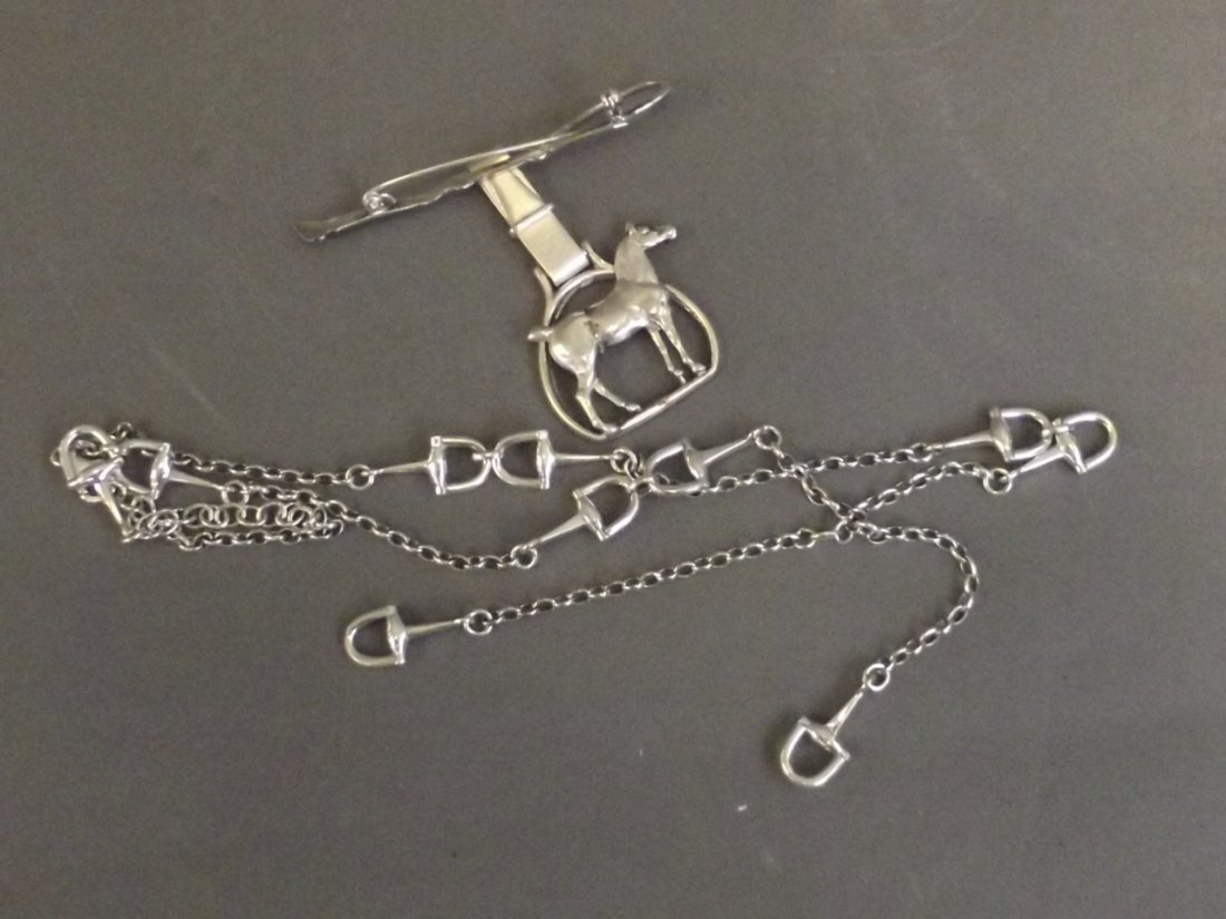 A silver stirrup chain and brooch set: A silver stirrup chain and brooch set