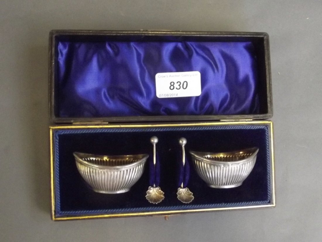 A pair of Hallmarked silver salts and spoons, cased: A pair of Hallmarked silver salts and spoons, cased