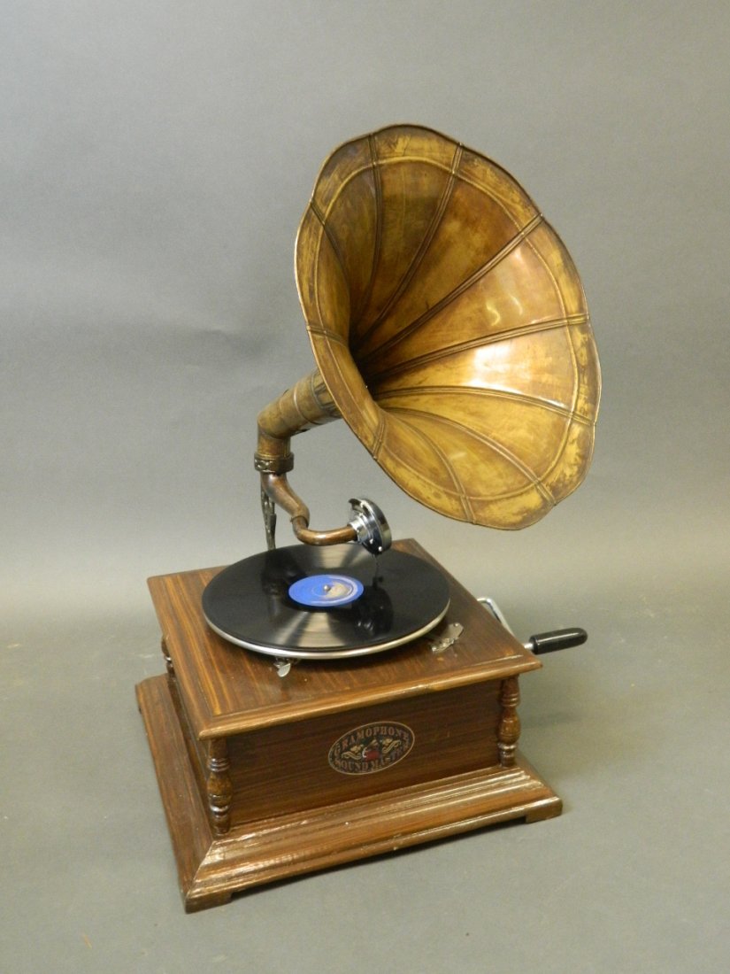 A brass horned vintage style gramophone, 25½'' high: A brass horned vintage style gramophone, 25½'' high