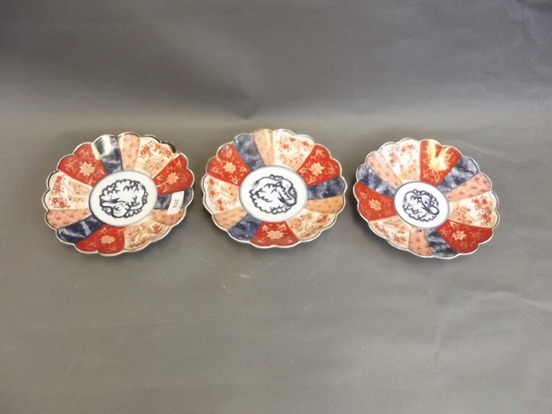 A set of three C19th Japanese Imari dishes, 8¼'': A set of three C19th Japanese Imari dishes, 8¼'' diameter