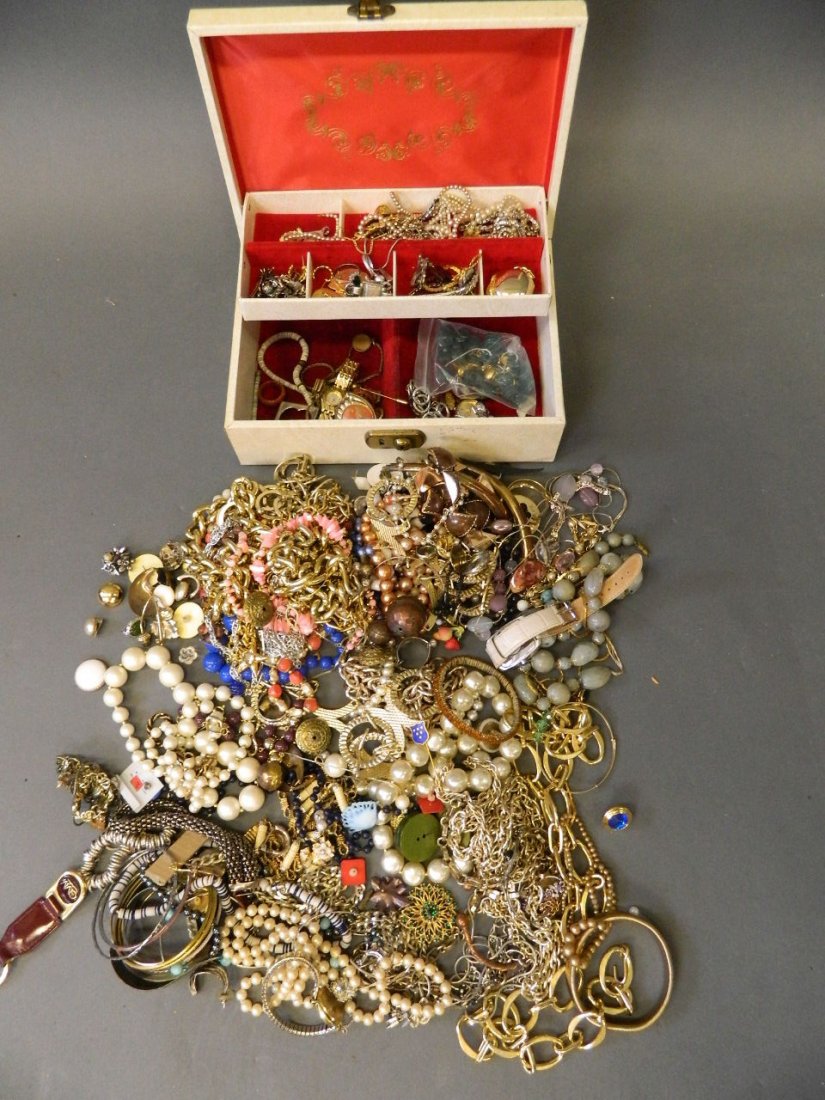 A large quantity of costume jewellery to include: A large quantity of costume jewellery to include wristwatches, bracelets, necklaces, earrings etc