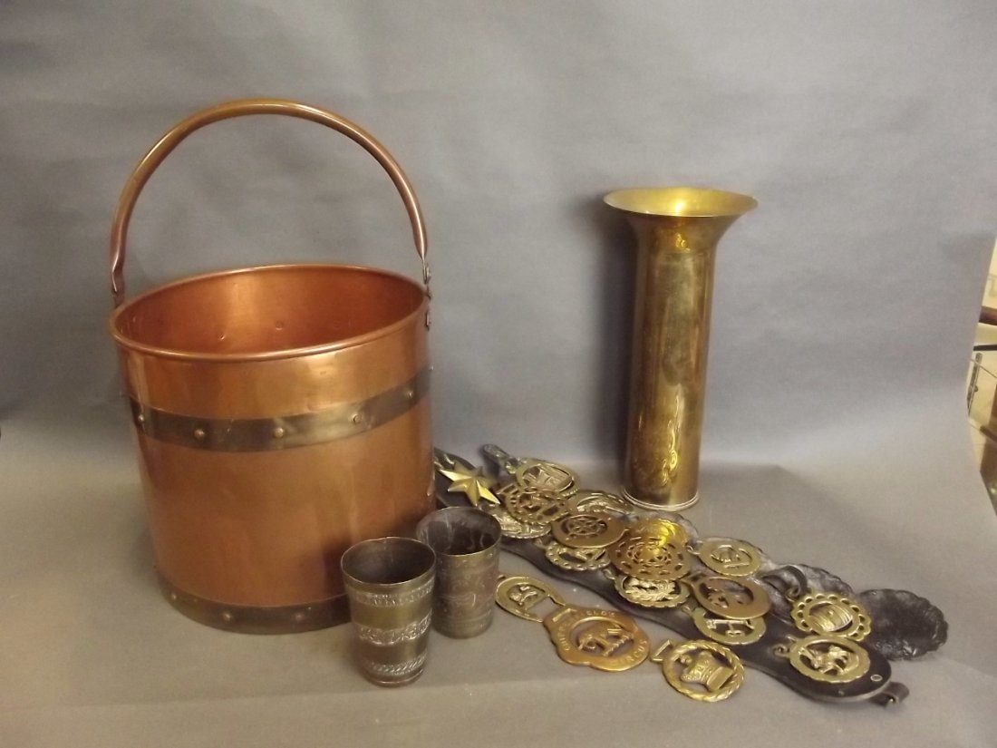A quantity of copper and brass to include a bucket,: A quantity of copper and brass to include a bucket, Trench Art vase, beakers, and horse brasses, 14'' high