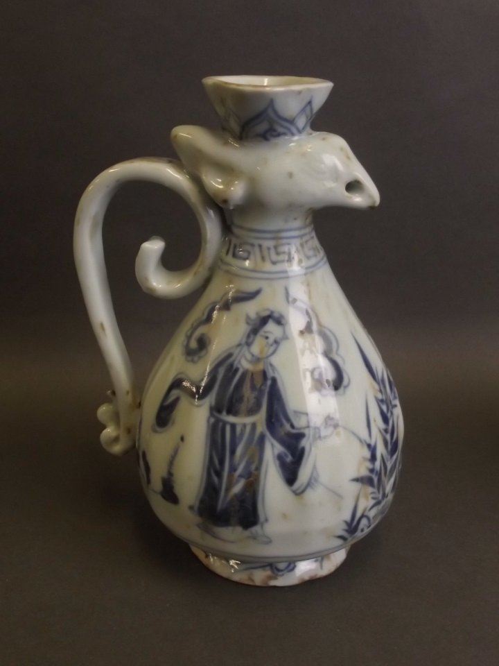 A Chinese blue and white pottery ewer with a phoenix (1 of 1)