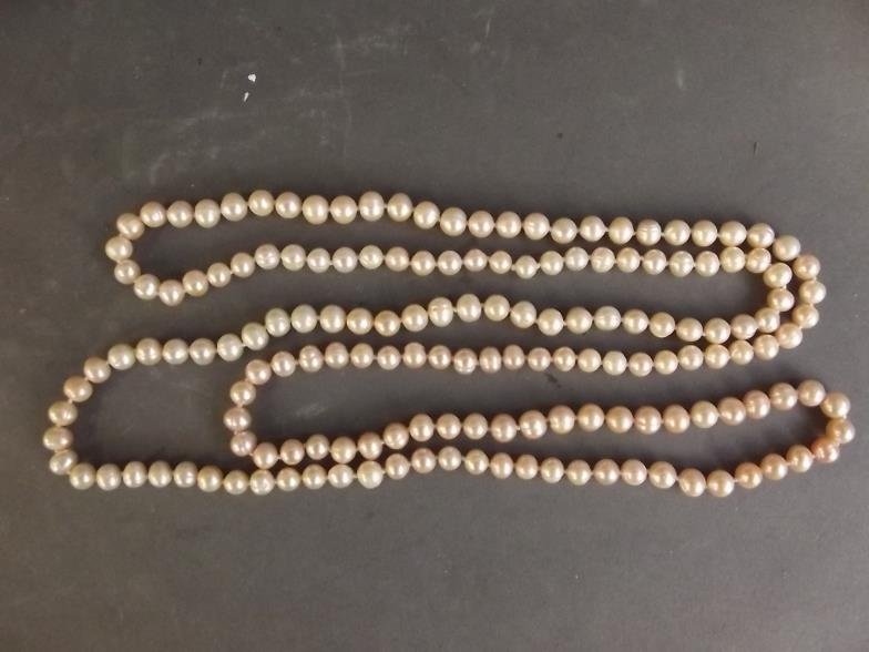 A string of pink pearls, 50" long: A string of pink pearls, 50" long