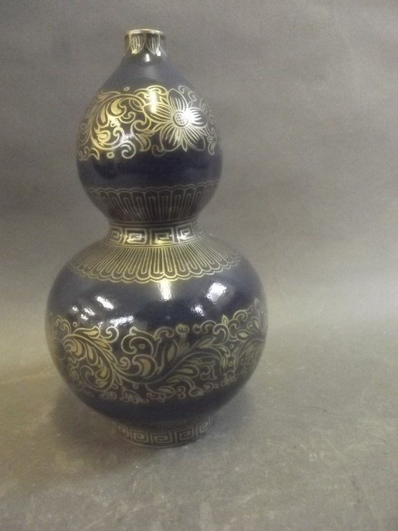 A Chinese porcelain double gourd vase with gilt (1 of 2)
