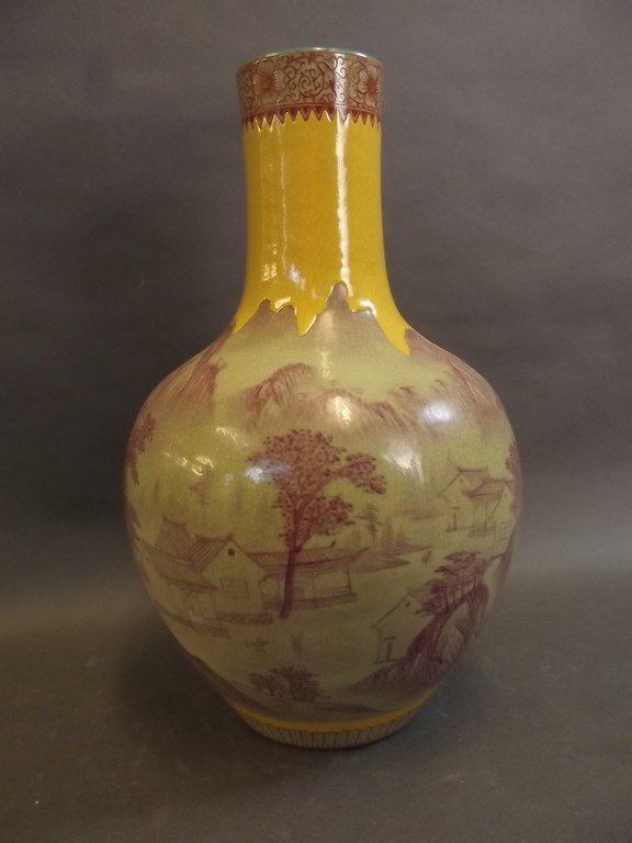 A Chinese crackleware porcelain bulbous vase decorated (1 of 4)