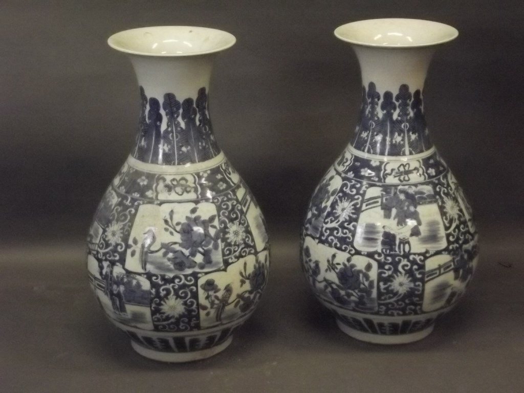 A pair of Chinese ceramic vases with blue and white (1 of 2)