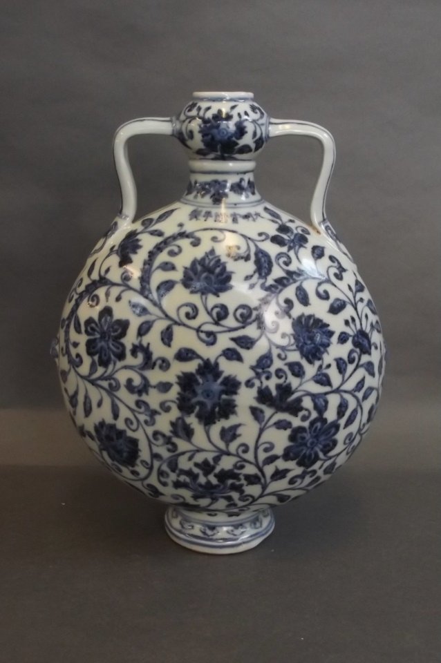 A Chinese Ming style blue and white twin handled (1 of 2)