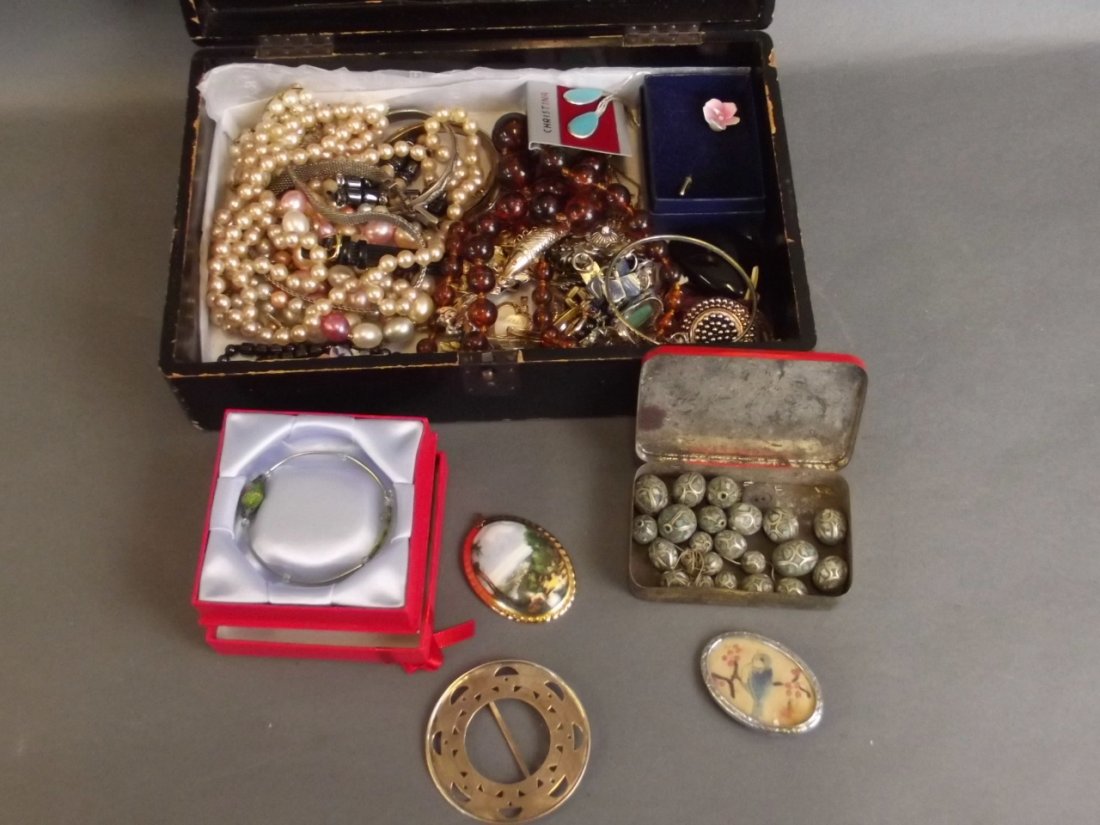 A mixed collection of costume jewellery to include: A mixed collection of costume jewellery to include bracelets, necklaces, charms, rings etc