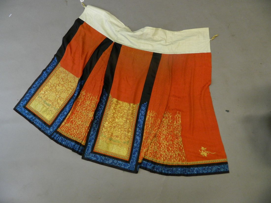 A late C19th/early C20th Chinese pleated silk skirt (1 of 4)
