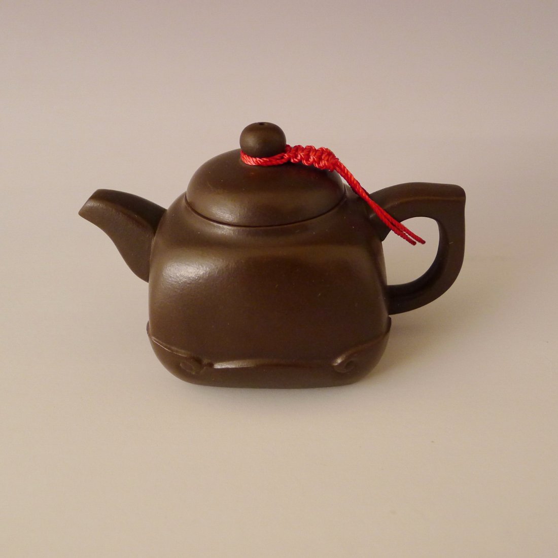 CHINESE CLAY TEAPOT: 中國紫砂茶壺 Chinese clay teapot, fine design from round to square, China Yixing seal mark on the bottom, size: 6.5 cm x 10 cm x 6 cm.