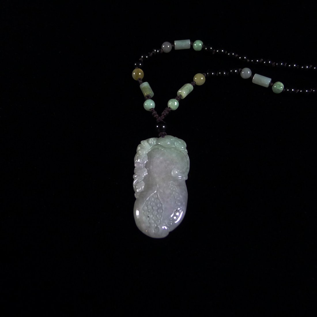 CHINESE JADEITE PENDANT (A): 中国翡翠龍挂件 Chinese jadeite pendant (A), with certificate, fine carving with light purple and green color, the chain designed obsidian and jade/jadeite des
