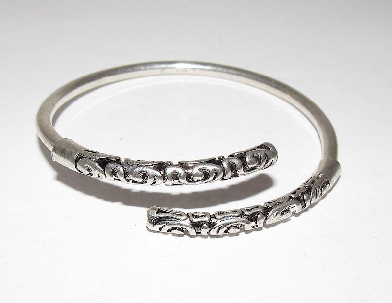 925 Bypass Bangle Bracelet: 925 Bypass Bangle Bracelet. Marked 925. 23 gr, Adjustable circumference.