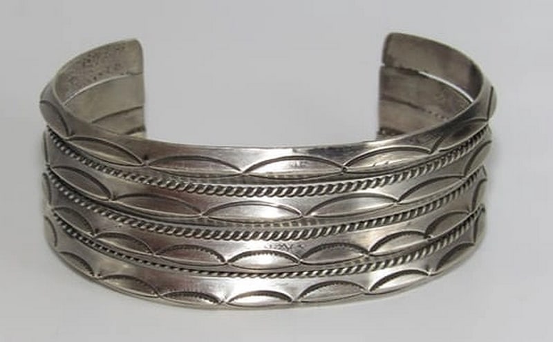 Navajo Sterling Silver Carinated Stacker Cuff Bracelet Ingot Rob Cadman: Navajo Sterling Silver Carinated Stacker Cuff Bracelet Ingot Rob Cadman. Phenomenal sterling silver Native American Navajo carinated stacker cuff bracelet by the Navajo artist Rob Cadman. Wonderful cr