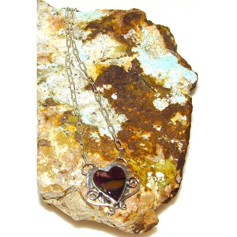 Navajo Purple Spiny Heart Bar Necklace Sterling Silver Native American: Navajo Purple Spiny Heart Bar Necklace Sterling Silver Native American. For your consideration is this gorgeous Navajo sterling silver and purple spiny oyster heart bar necklace. Beautiful stone and i