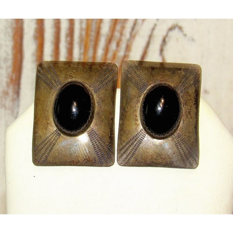 VTG Navajo Onyx Clip On Earrings Sterling Silver Old Pawn Native American: VTG Navajo Onyx Clip On Earrings Sterling Silver Old Pawn Native American. 1". Good vintage condition, original patina, can be polished upon request. Shipping, Insurance, and Tracking are Professional