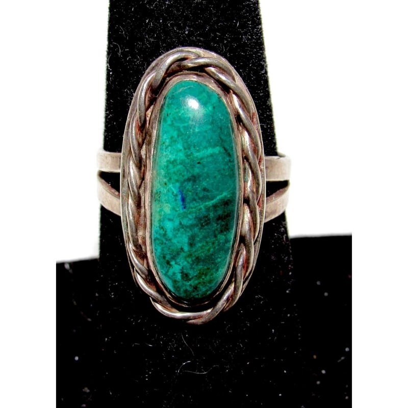 Vintage Navajo Azurite Turquoise Ring Size 6.5 Sterling Silver Old Pawn: Wonderful vintage collectible Navajo sterling silver and azurite ring in size 6.5. Wonderful collectible piece, traditional Navajo design. Nice condition, heavy patina, wear. Unmarked as most vintage