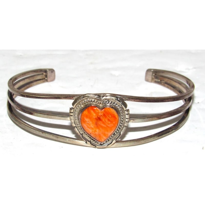 Navajo Orange Spiny Heart Bracelet Stacker Sterling Silver Cuff Peggy Skeets: For your consideration is this fab Navajo sterling silver and orange spiny oyster heart stacker cuff bracelet by the Navajo artist Peggy Skeets. The cuff features a traditional, elegant design in ster