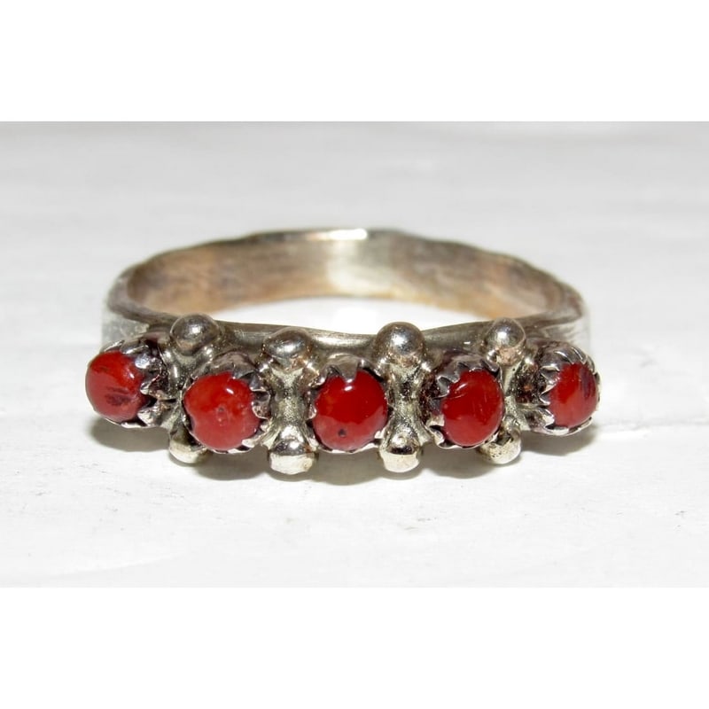 Zuni Snake Eye Coral Cluster Ring Size 9 Sterling Silver: For your consideration is this stunning Zuni sterling silver and snake eye Coral cluster ring in size 9. Traditional Zuni design. Wonderful traditional Zuni ring to add to any jewelry collection!