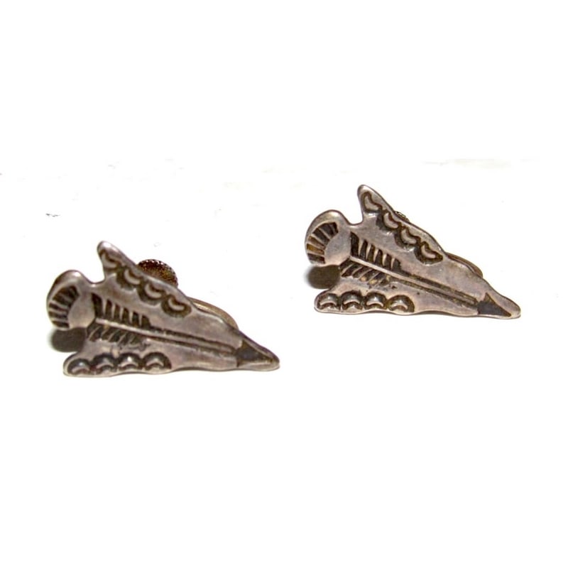 Vintage Fred Harvey Era Navajo Arrowhead Earrings Sterling Silver: Vintage Fred Harvey Era Navajo Arrowhead Earrings Sterling Silver. The earrings are a screw back type. Rare vintage authentic collectible Navajo earrings to add to any jewelry collection!