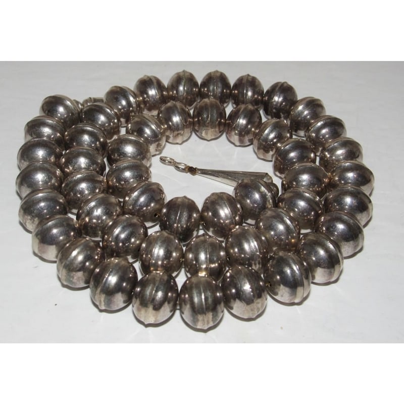 Early Navajo Pearls Necklace Hand Made Beads Sterling Silver 100g: Early Navajo Pearls Necklace Hand Made Beads Sterling Silver 100g. A striking and authentic mid-century Navajo Pearl necklace featuring handmade seamed sterling silver beads traditionally strung on ea