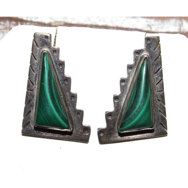 Vintage Zuni Malachite Post Earrings Ingot Sterling Silver l. Harrison Signed: Vintage Zuni Malachite Post Earrings Ingot Sterling Silver l. Harrison Signed . Fab pair of vintage Navajo sterling silver and deep green post earrings. Traditional Navajo tribal ingot design. Hallmar