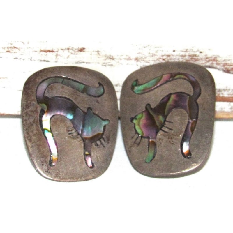 Vintage Taxco Mexico Sterling Silver Abalone Shell Cat Earrings: Vintage mid Taxco Mexico Sterling Silver Abalone Shell Cat Earrings. These wonderful mid century earrings are a screw back type and feature a whimsical abalone shell cat inlay in sterling silver setti