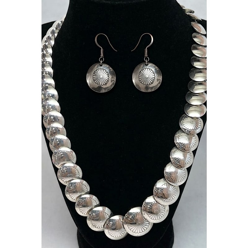 Vintage Navajo Pearls Reversible Necklace Earrings Ingot Pillow Beads Sterling: Phenomenal vintage Navajo pearls pillow beads reversible statement necklace and earrings set. Hand etched ingot design, strung on a foxtail chain. s. The beads are graduated size from larger on the fr