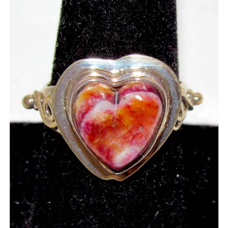 Navajo Purple Spiny Heart Ring Sz 8 Sterling Silver Signed Native: For your consideration is this fab Native American Navajo sterling silver and purple spiny oyster heart ring size 7.5. This dainty ring features a traditional Navajo design accented with a purple spin