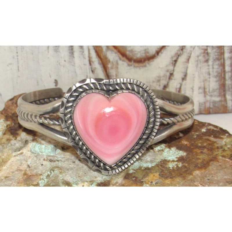 Navajo Pink Conch Heart Bracelet Sterling Silver Cuff Walter Vandiver: For your consideration is this stunning contemporary Navajo sterling silver and gorgeous pink conch shell cuff bracelet by the Navajo artist Walter Vandiver. The cuff features a traditional, elegant d