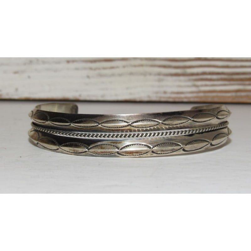 Old Pawn Navajo Carinated Stacker Cuff Bracelet Ingot Sterling Silver Vintage: For your consideration is this classic example of vintage Navajo jewelry. This cuff bracelet features a traditional carinated cuff design in sterling silver accented with hand stamped ingot tribal des