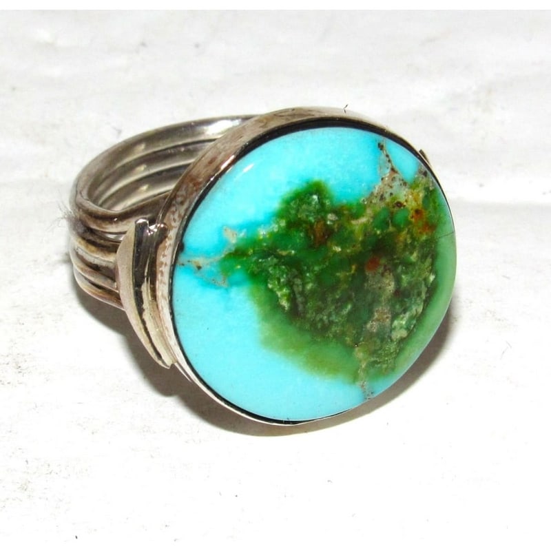 Navajo Royston Turquoise Men Ring Sz 9.5 Sterling Silver: Navajo Royston Turquoise Men Ring Sz 9.5 Sterling Silver. Here is a wonderful opportunity to add this stunning Royston turquoise statement men ring crafted by the skilled Navajo artist. A testament to